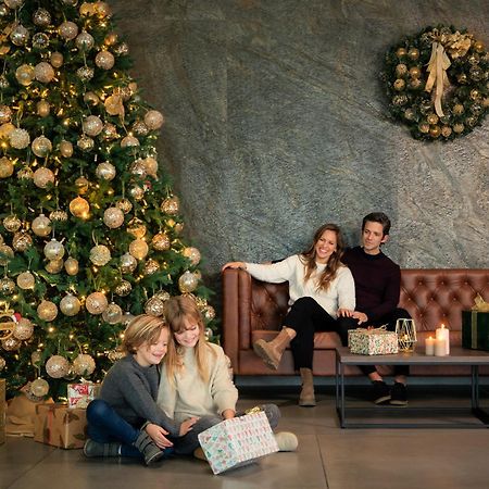 mk hotel tirana Rinas Eksteriør billede The 2019 Christmas tree at the Four Seasons Hotel