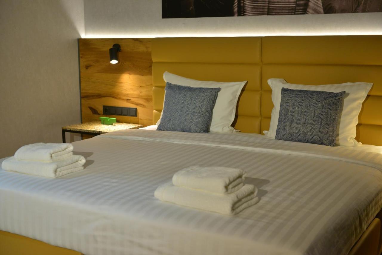 mk hotel tirana Rinas Eksteriør billede A bed with a headboard