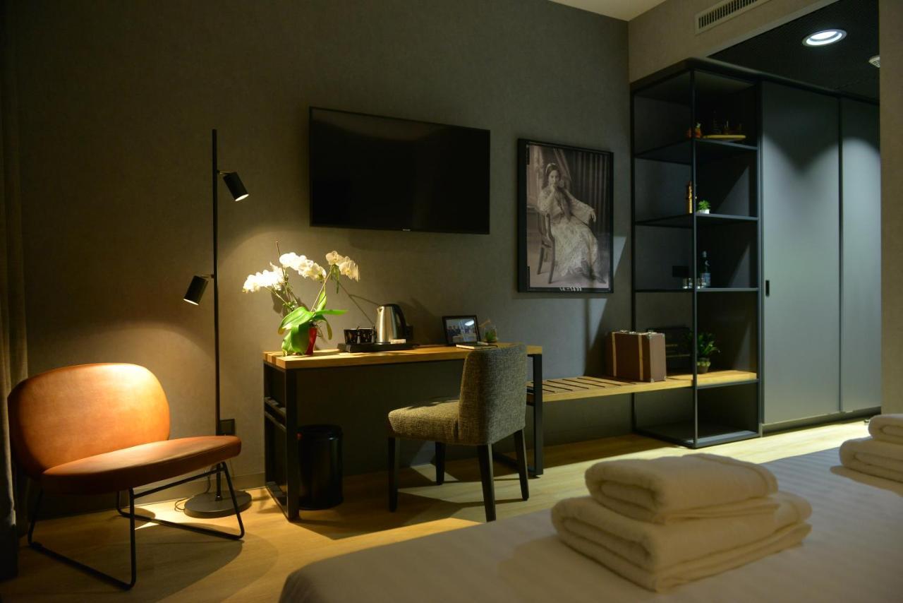 mk hotel tirana Rinas Eksteriør billede A room at the hotel