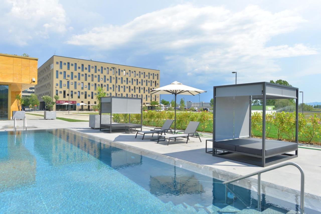 mk hotel tirana Rinas Eksteriør billede The swimming pool at the hotel