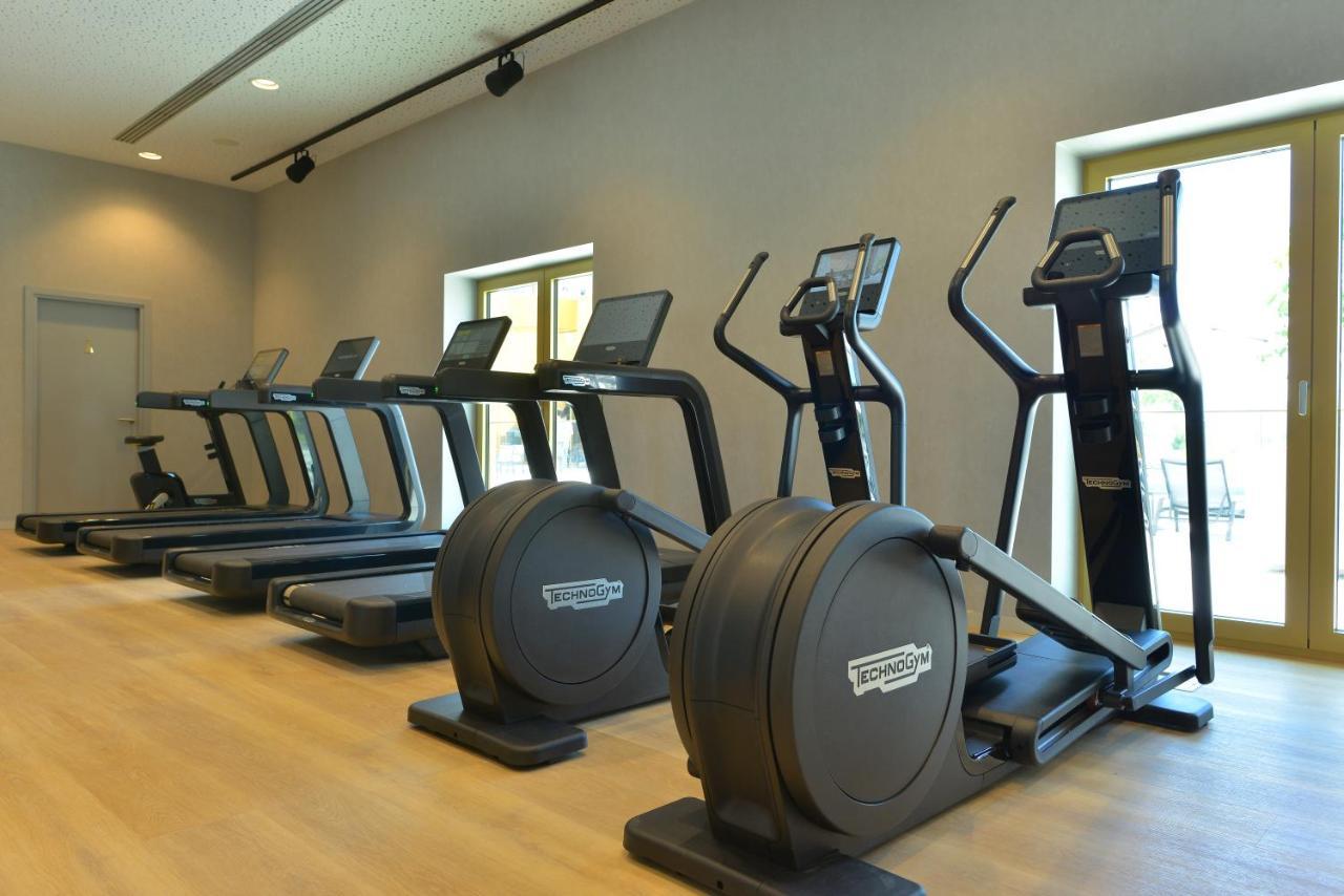 mk hotel tirana Rinas Eksteriør billede Elliptical cross trainer