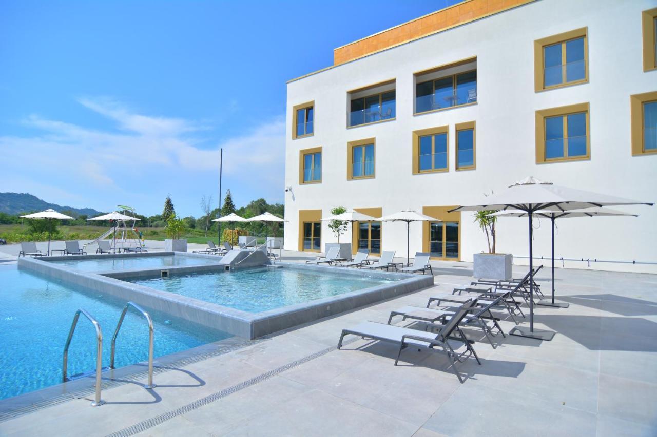 mk hotel tirana Rinas Eksteriør billede The outdoor pool