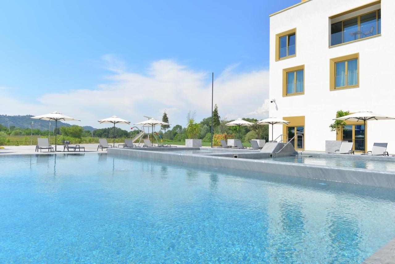 mk hotel tirana Rinas Eksteriør billede The outdoor pool at the Hotel