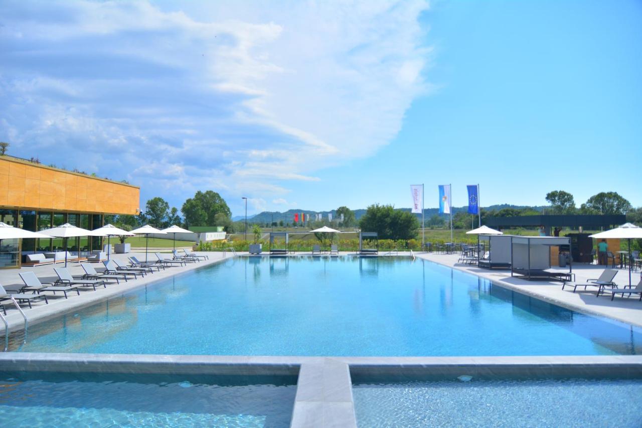 mk hotel tirana Rinas Eksteriør billede The swimming pool at the complex