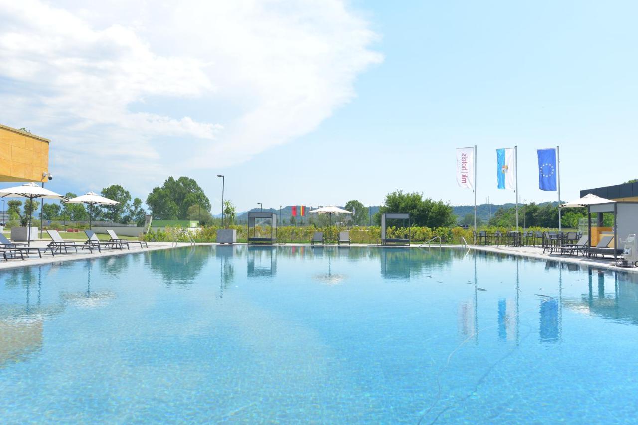 mk hotel tirana Rinas Eksteriør billede The swimming pool at the resort
