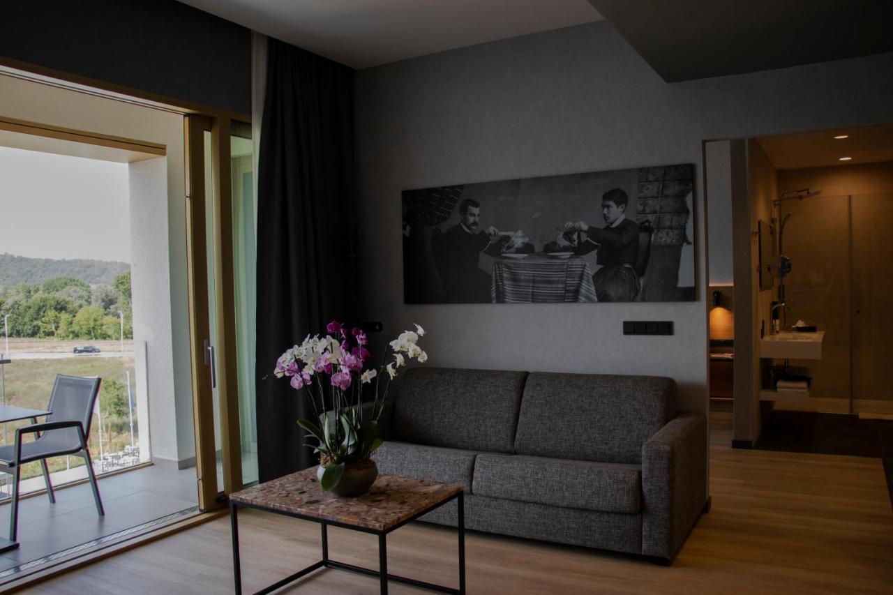 mk hotel tirana Rinas Eksteriør billede A room at the Hotel