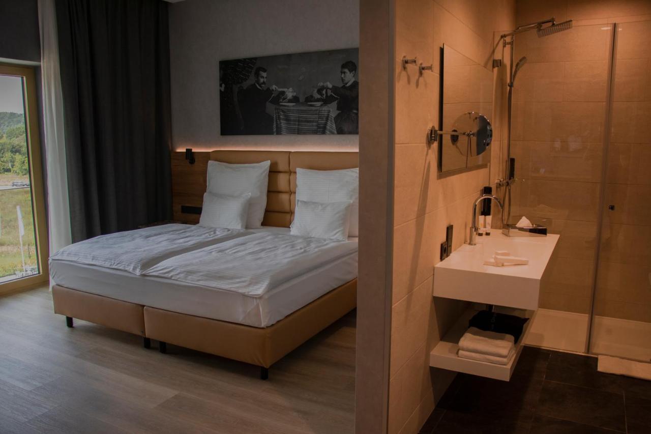 mk hotel tirana Rinas Eksteriør billede A room at the hotel