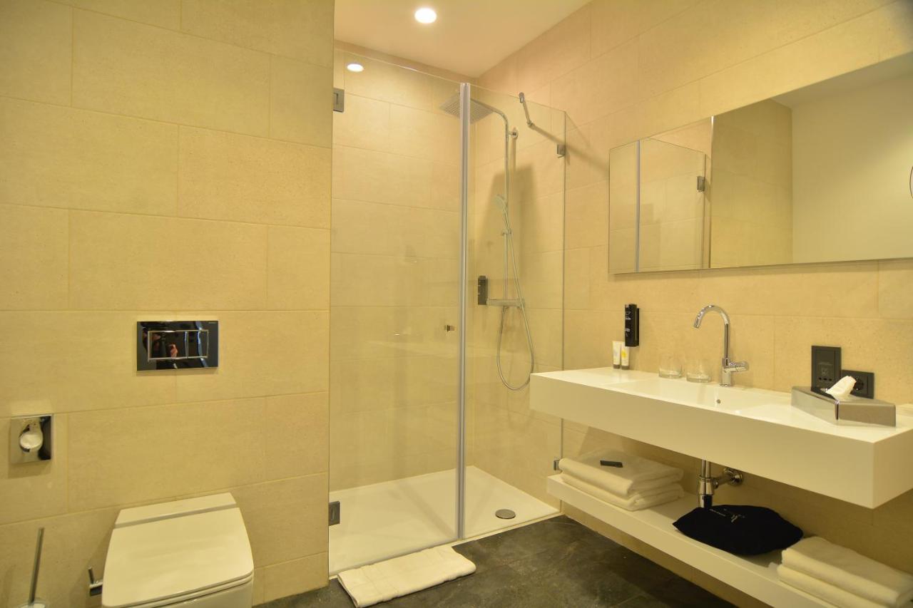 mk hotel tirana Rinas Eksteriør billede A shower enclosure