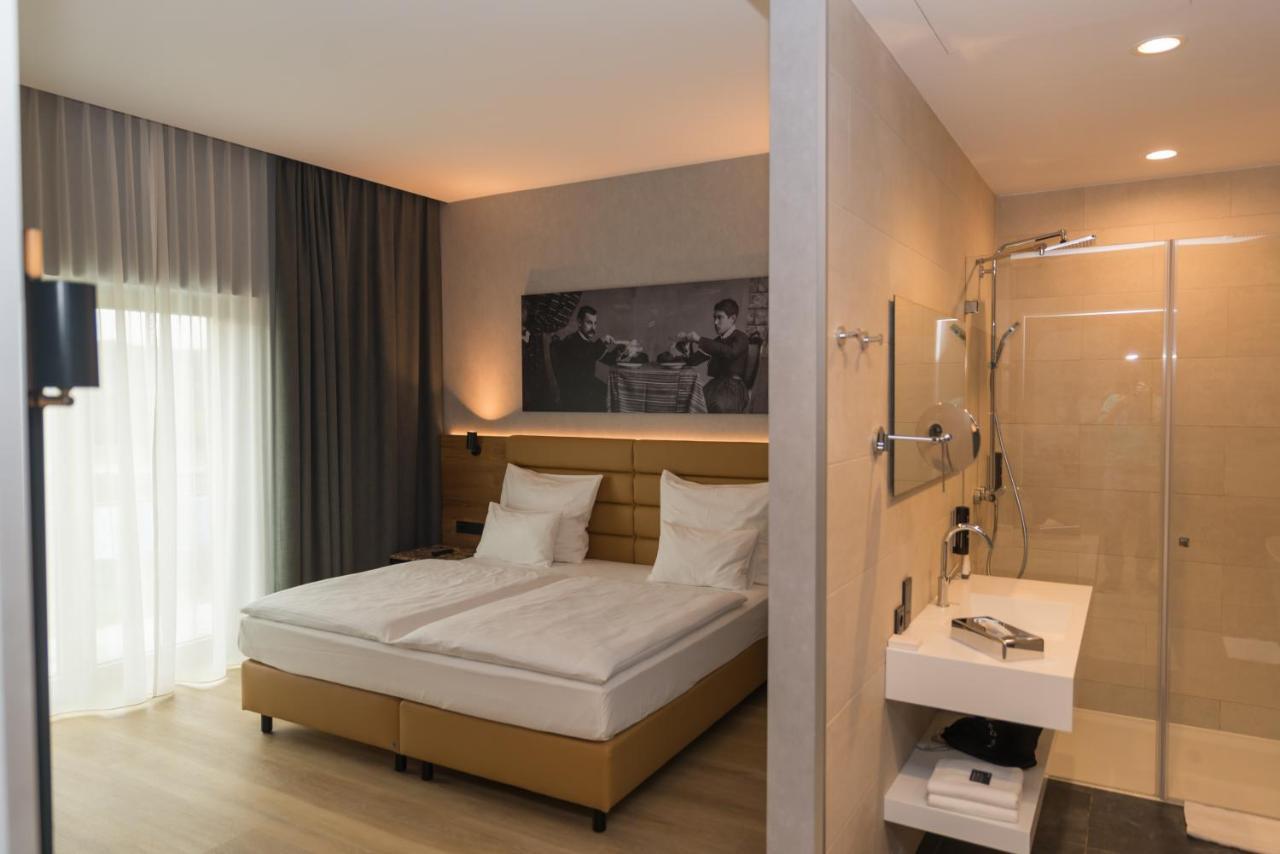 mk hotel tirana Rinas Eksteriør billede A room at the hotel