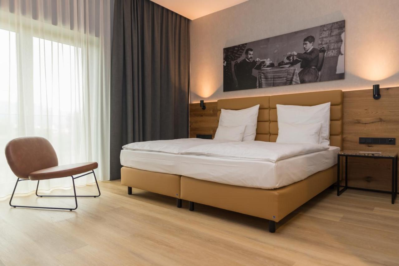 mk hotel tirana Rinas Eksteriør billede A room at the hotel