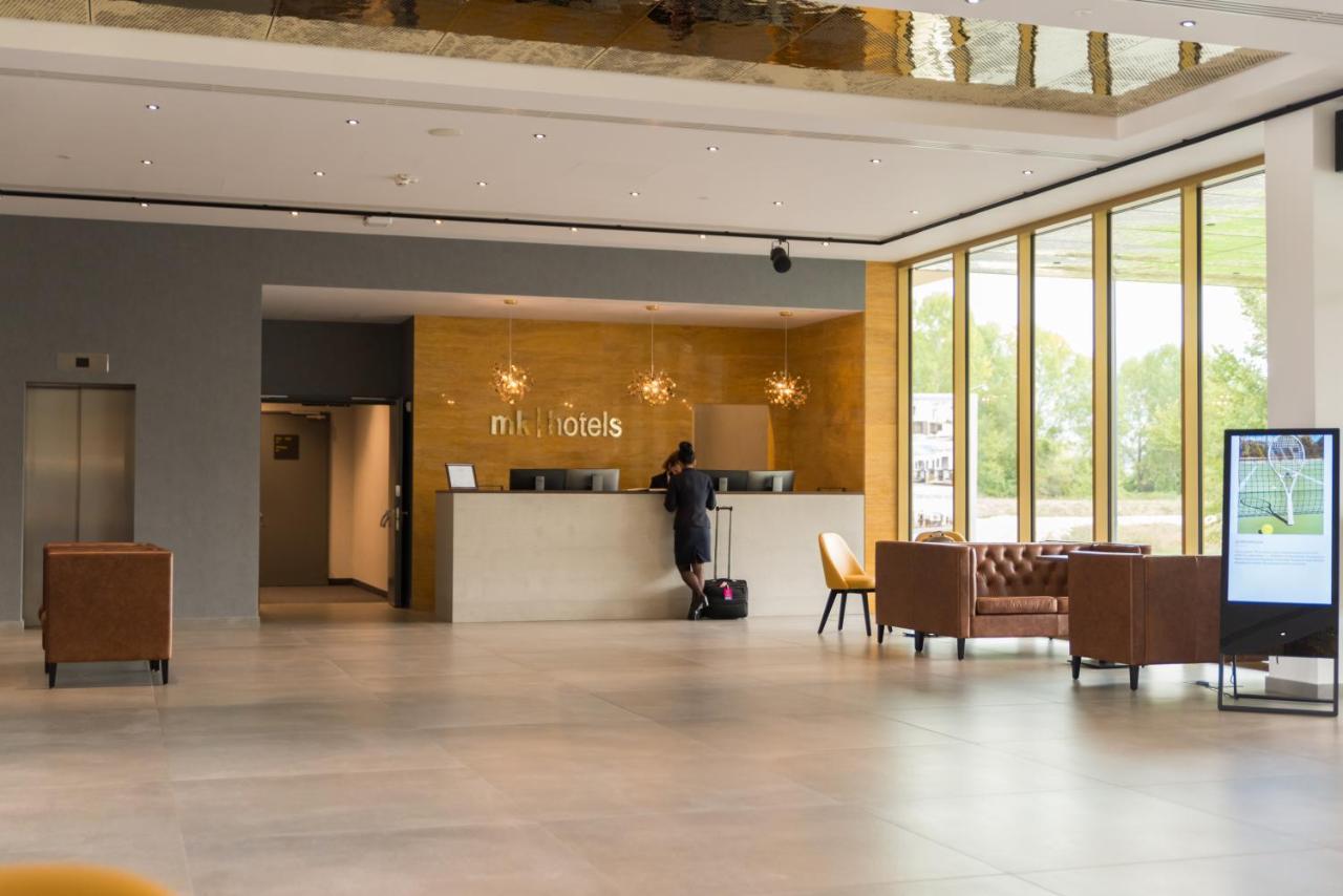 mk hotel tirana Rinas Eksteriør billede Lobby of M Hotel