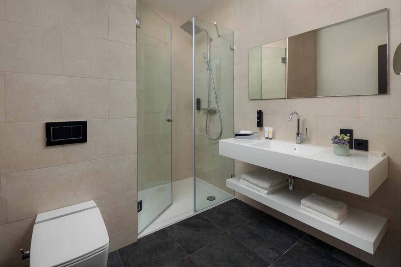 mk hotel tirana Rinas Eksteriør billede A modern bathroom