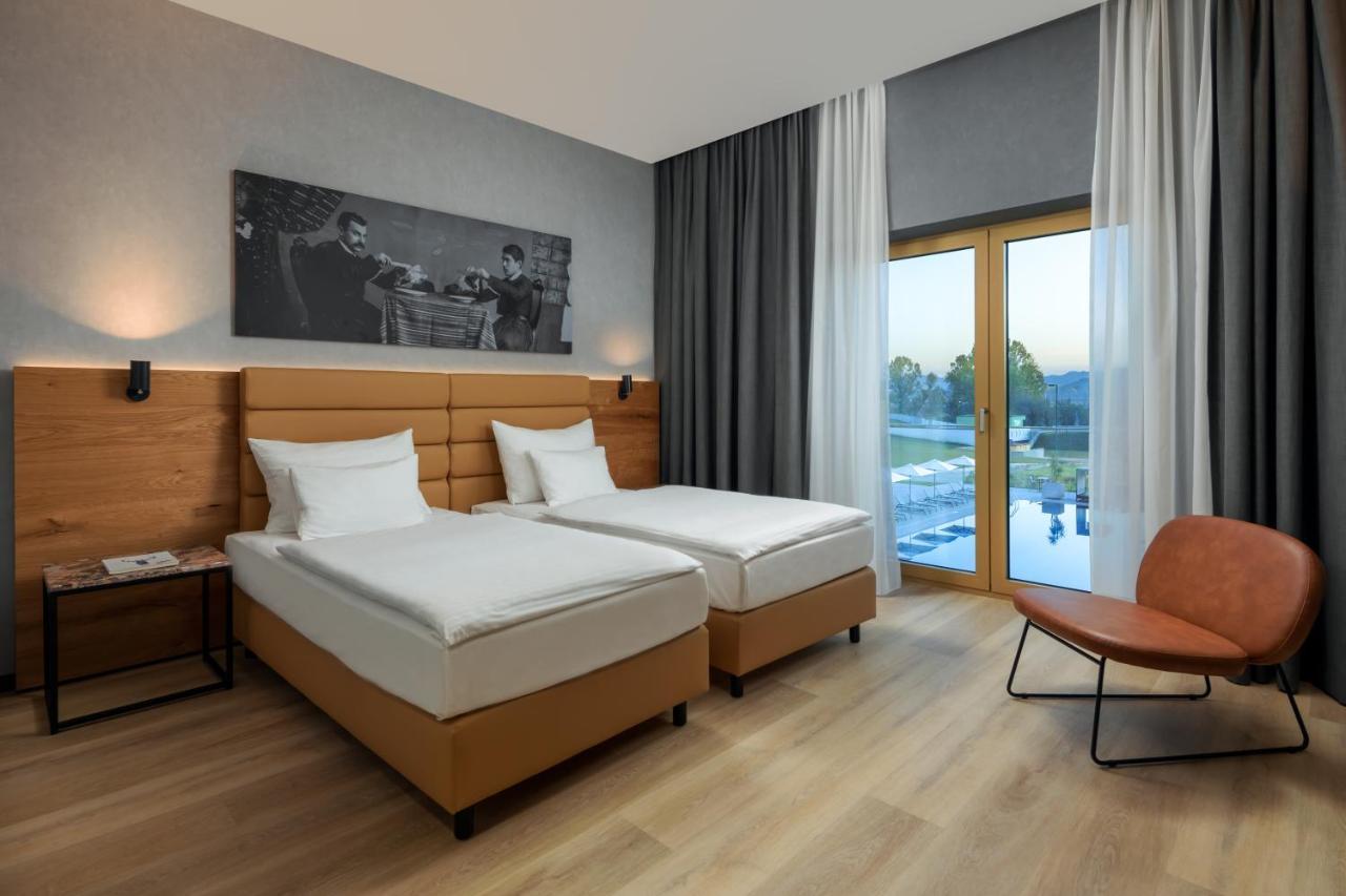 mk hotel tirana Rinas Eksteriør billede A room at the hotel