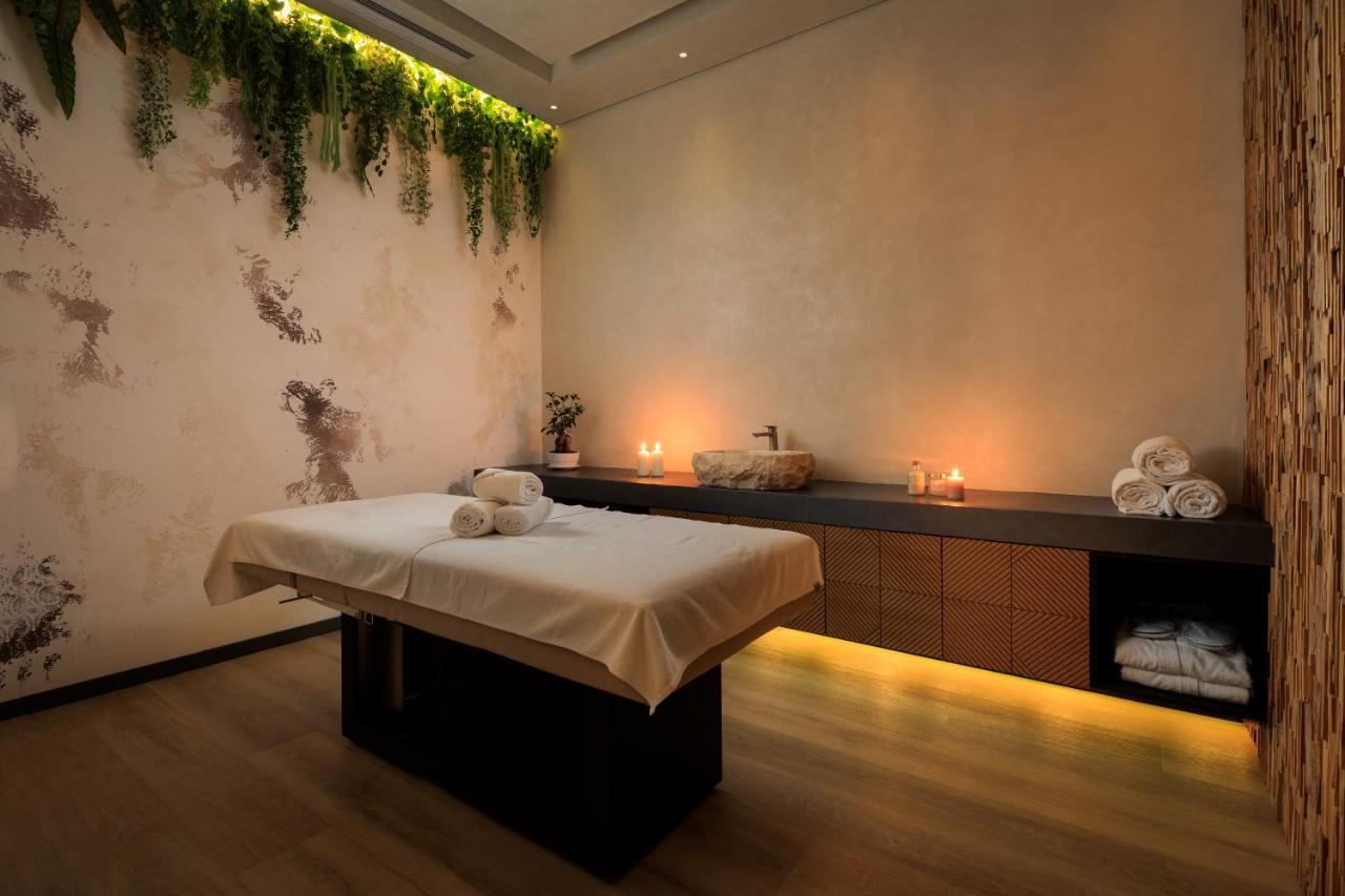 mk hotel tirana Rinas Eksteriør billede A massage table