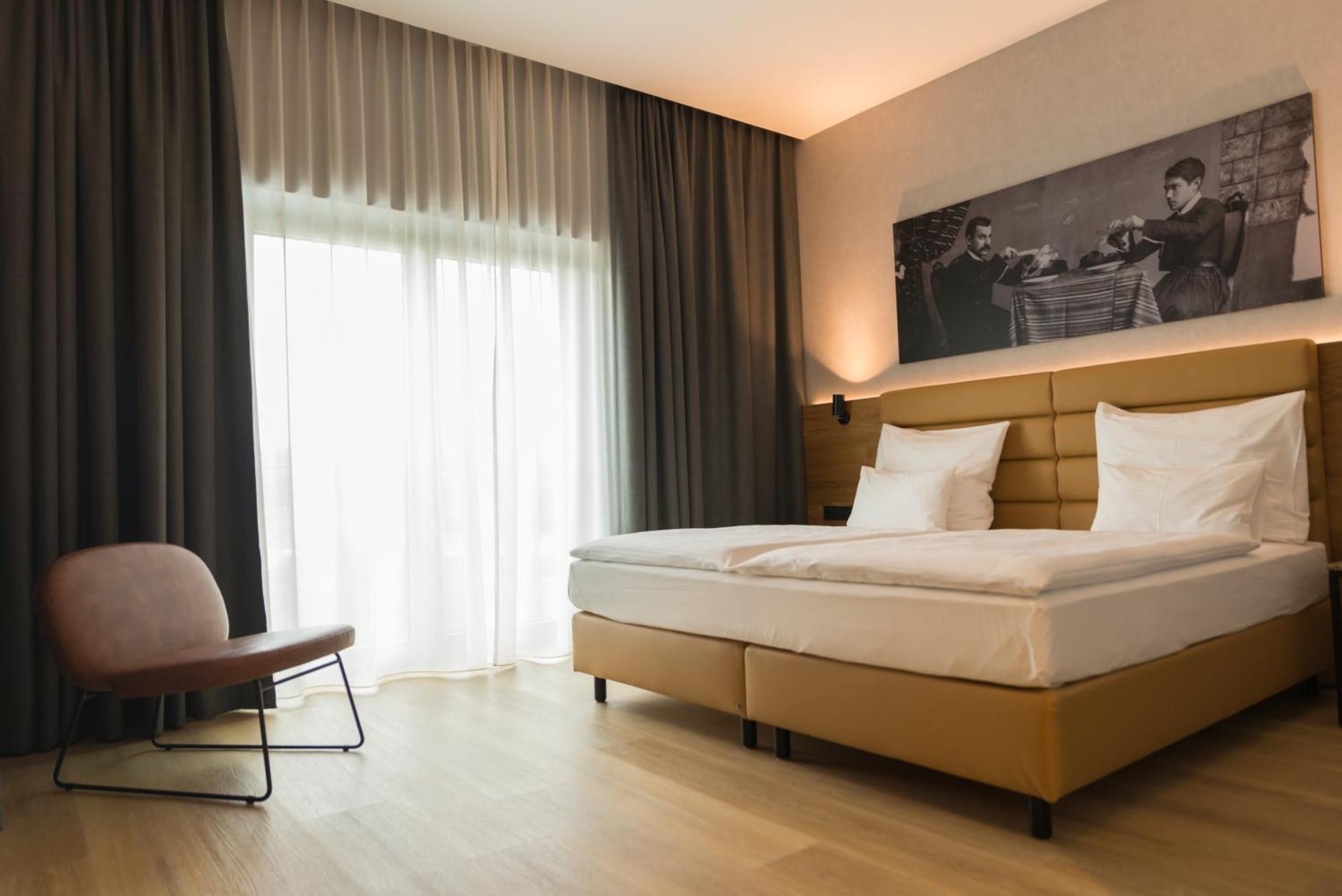 mk hotel tirana Rinas Eksteriør billede A room at the Hotel Axelmannstein