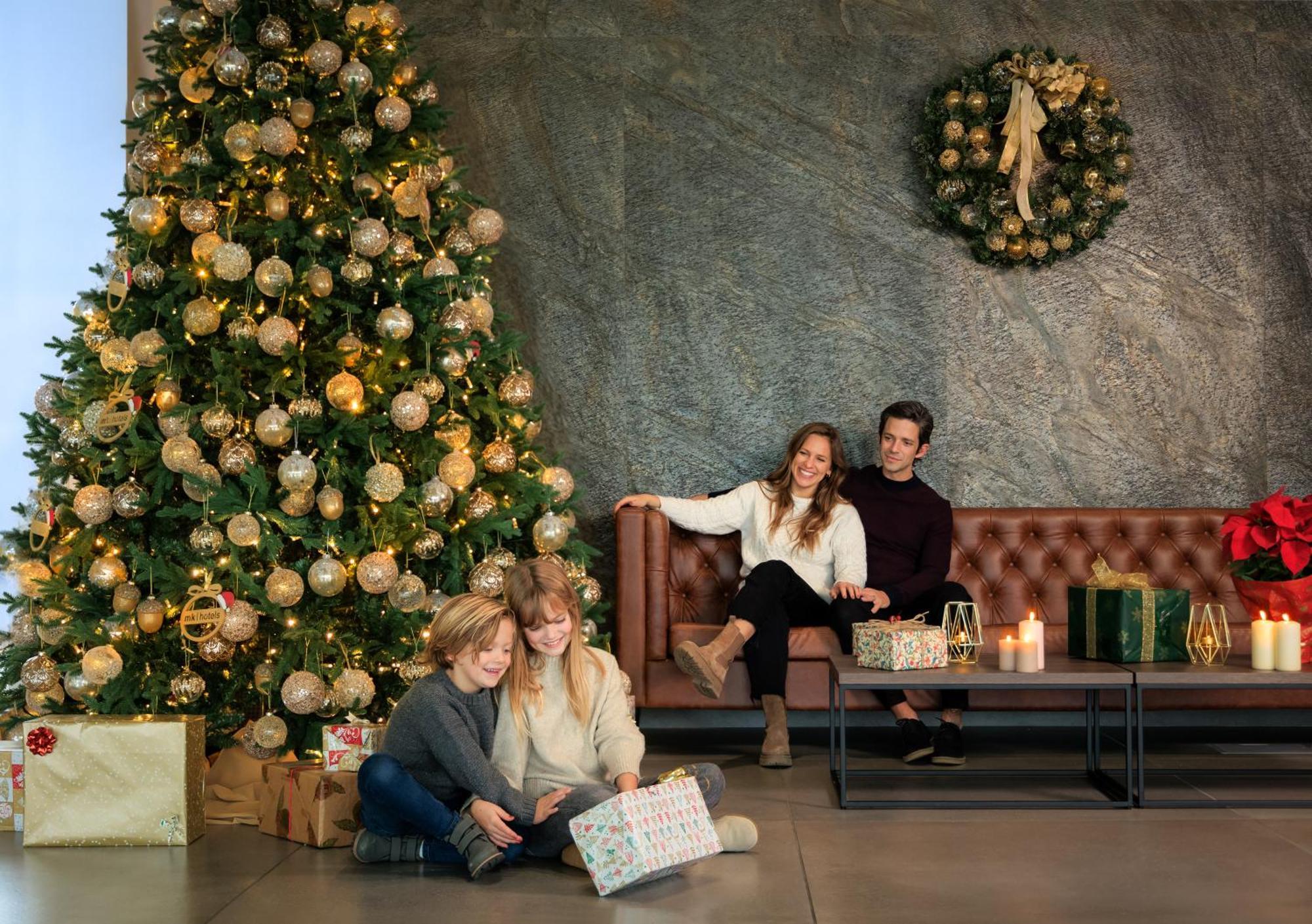 mk hotel tirana Rinas Eksteriør billede The 2019 Christmas tree at the Four Seasons Hotel